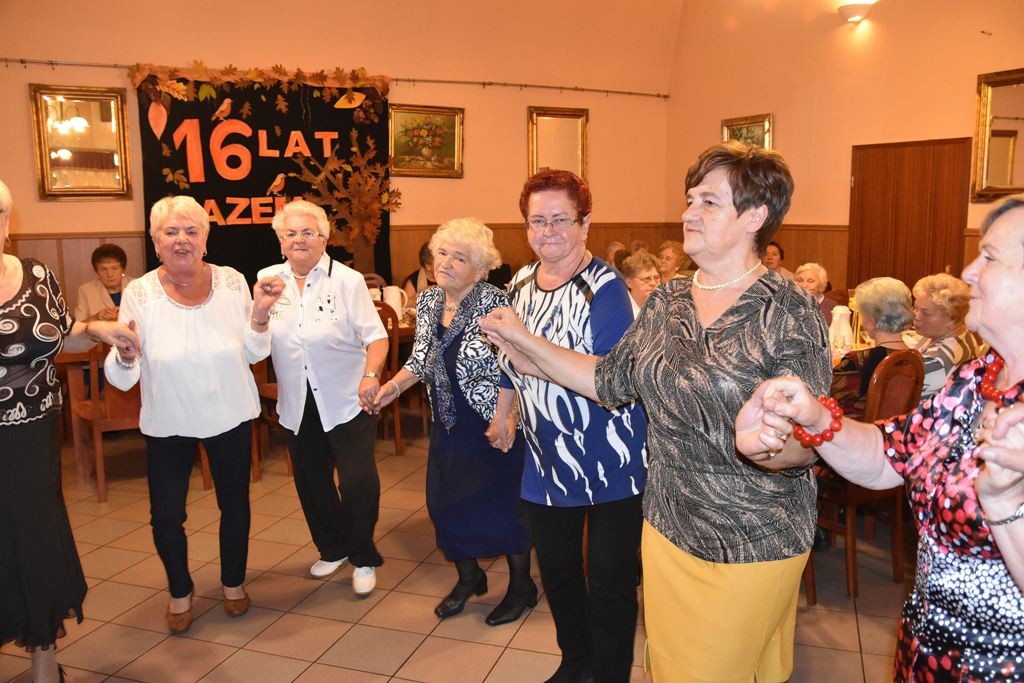 Cała sala śpiewa z nami.